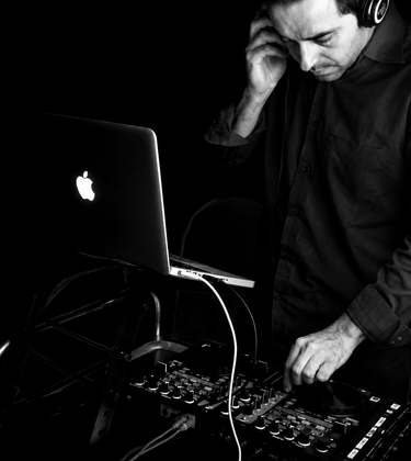 JDVS performing a DJ set with Traktor in 2013